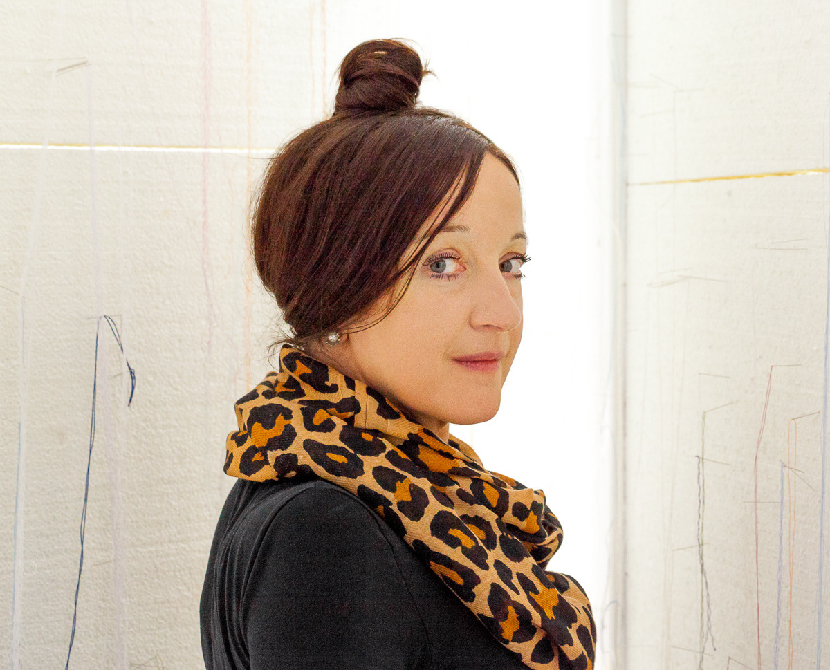 Monika Thiele bei der Arbeit im Atelier